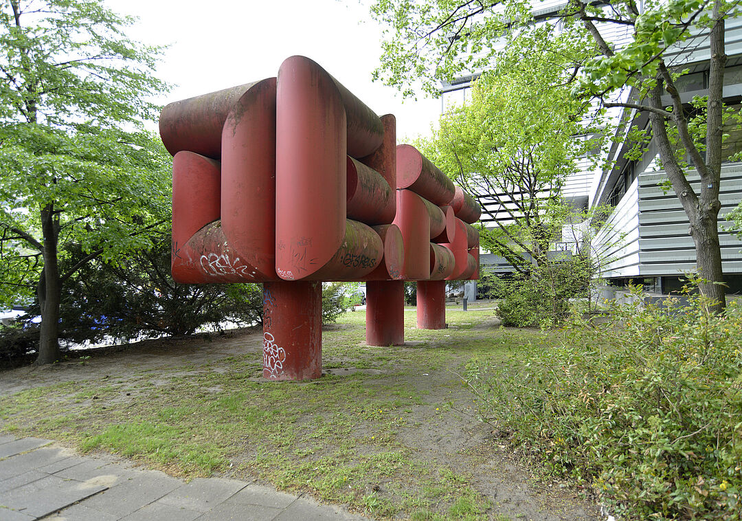 Kunstwerk auf dem Campus der Technischen Universität Berlin: rote Skulptur