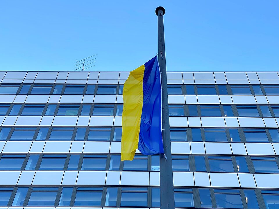 Flagge der Ukraine vor dem TU-Hauptgebäude
