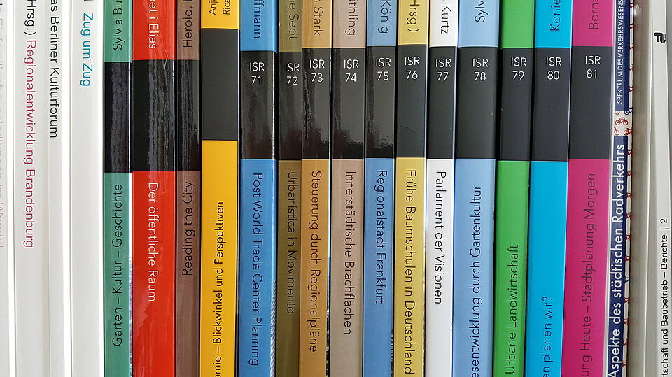 Abbildung verschiedener Buchpublikationen des Universitätsverlages