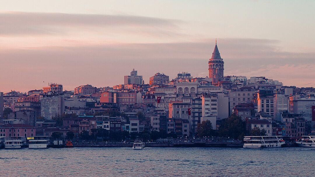 Foto mit Blick auf den Galata-Turm während der Goldenen Stunde in Istanbul (Türkei)