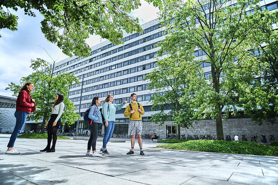 Studierende vor dem Hauptgebäude