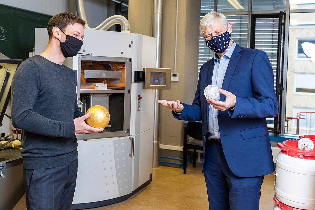 Ben Jastram (l.) und Diemar Göhlich vor einem der großen 3D-Drucker